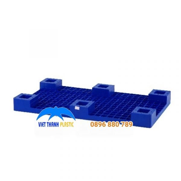 Mặt dưới pallet nhựa đơn 327, nhựa PP chính phẩm, thiết kế chịu lực tốt.