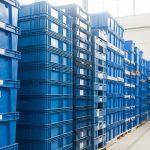 Sóng nhựa bít xếp chồng trong kho công nghiệp