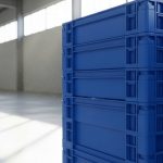 Sóng nhựa bít công nghiệp màu xanh xếp chồng trong kho hàng